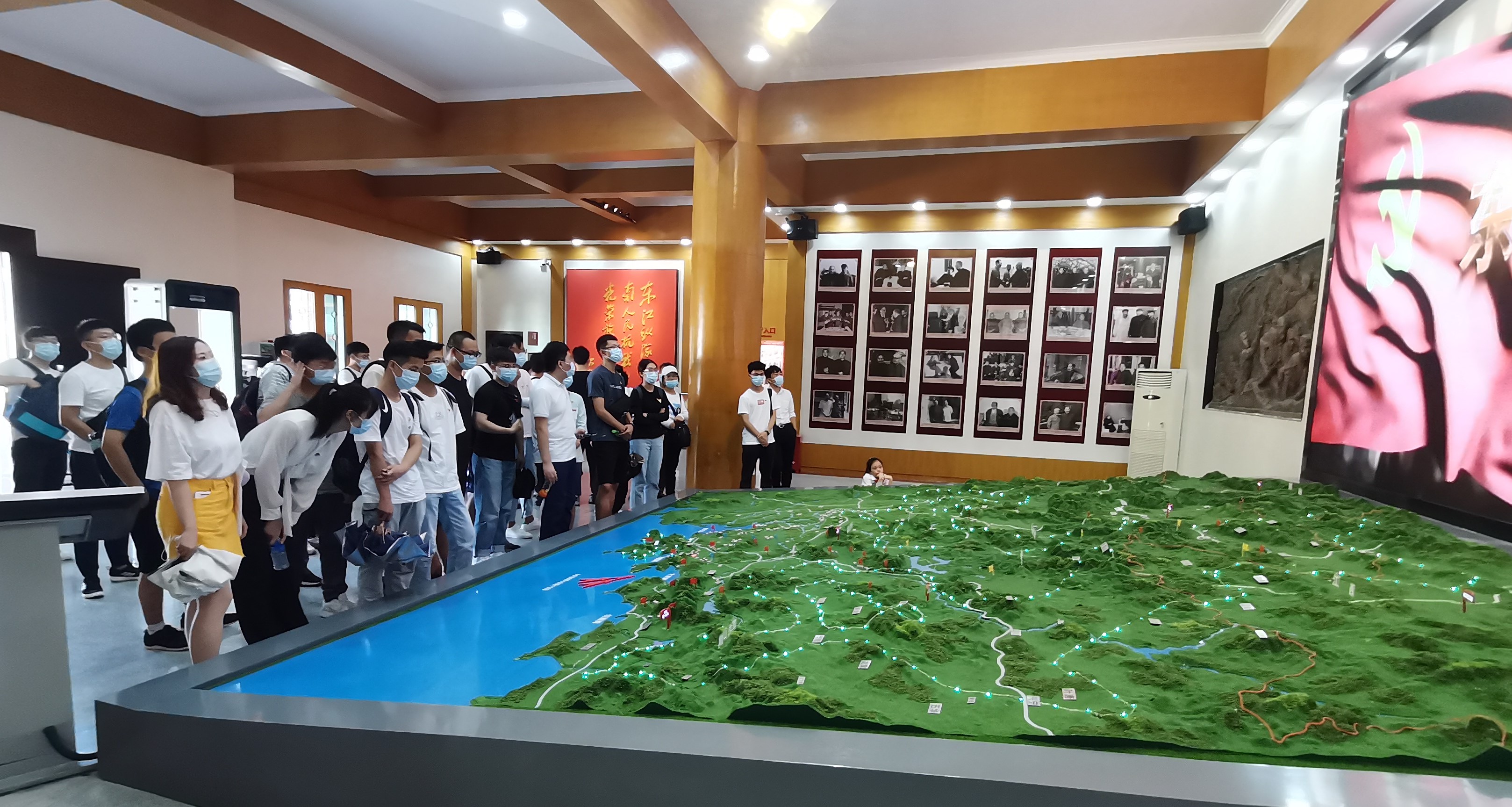 1622183077307024943.jpg 图3 参观东江纵队展馆大厅.jpg