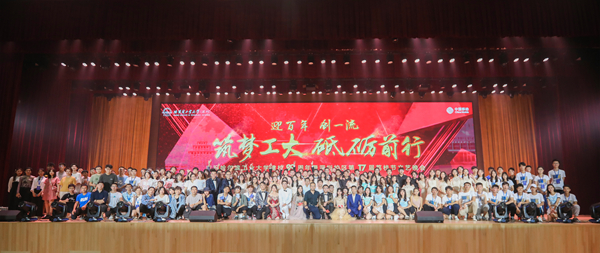1559962884059048021.jpg 合影留念.jpg