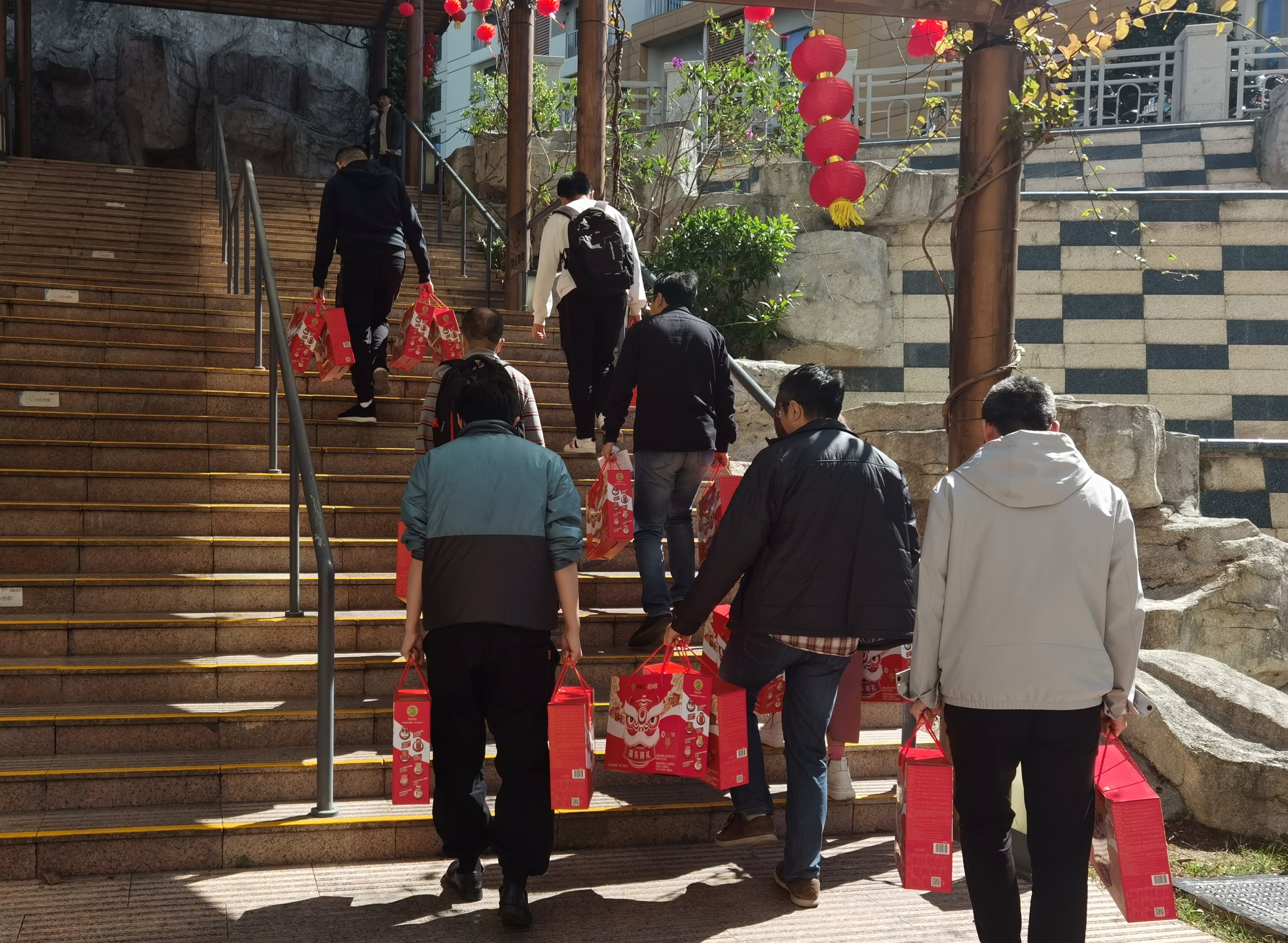1643782433836004015.jpg 2提着新年礼包出发.jpg