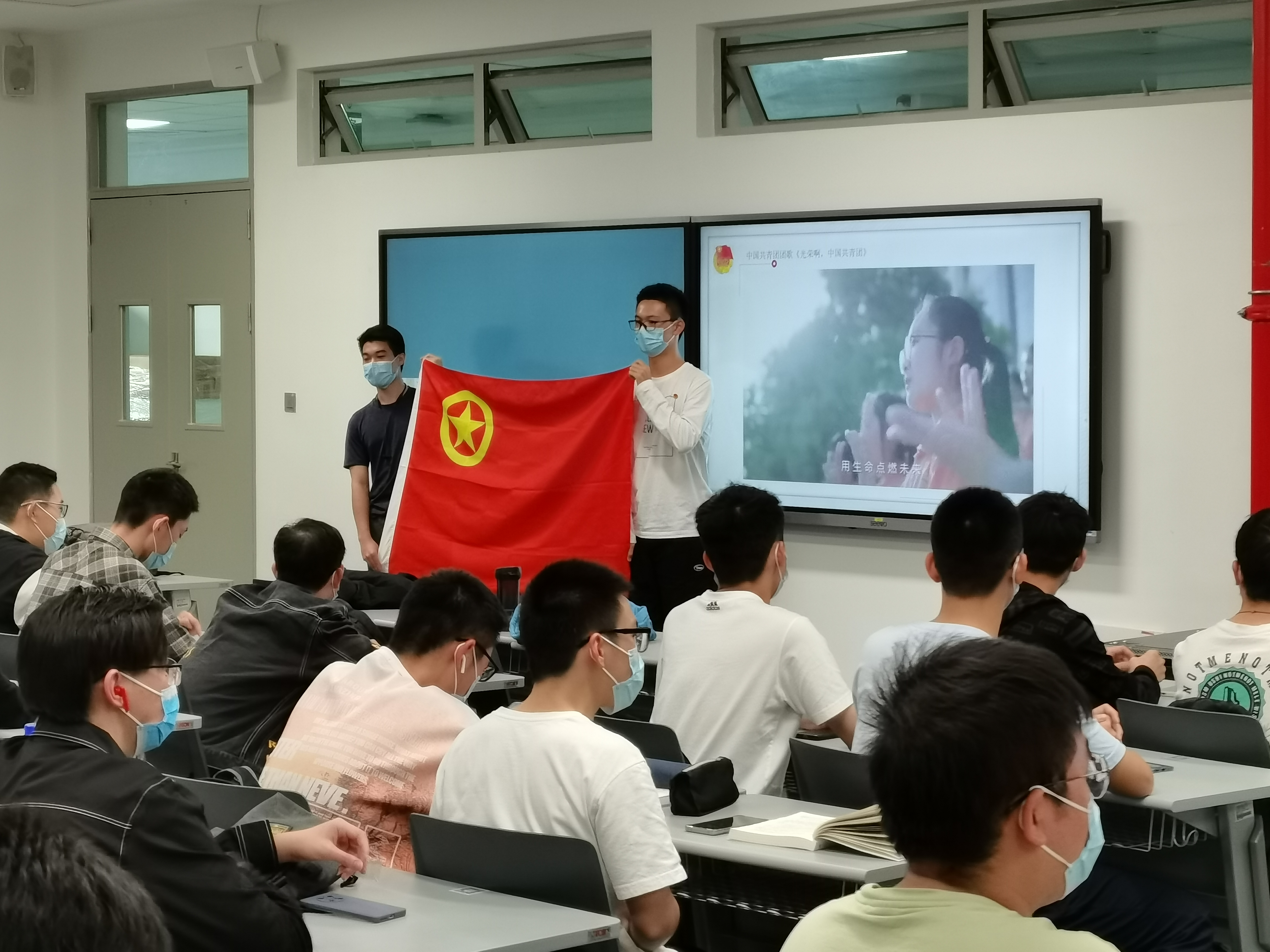 1636090238175003765.jpg 重温入团誓词.jpg
