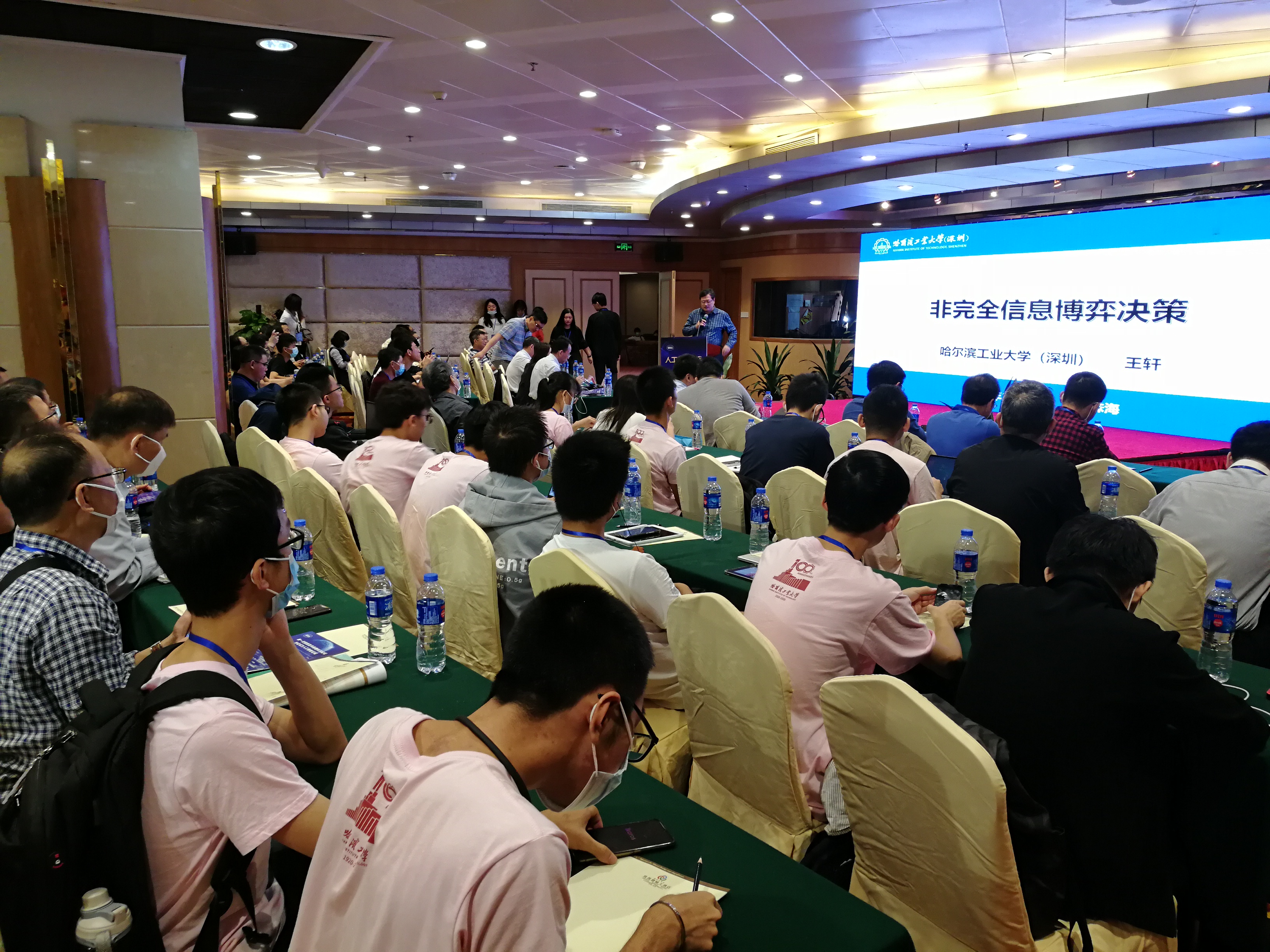 1604576564494078327.jpg 同学们聆听报告.jpg