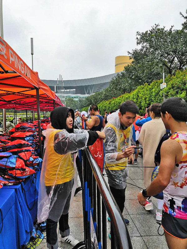 1545635486963014322.jpg 校区志愿者雨中服务现场1_副本.jpg