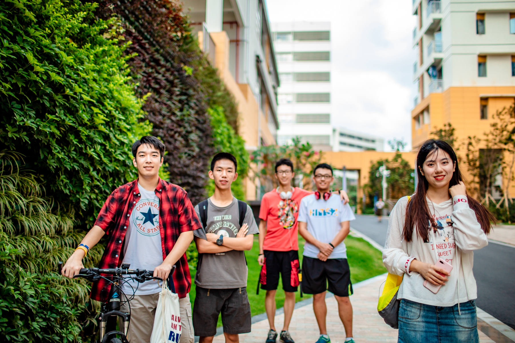 1564625131142054346.jpg williamhill英国官网学子在学生宿舍前合影.jpg