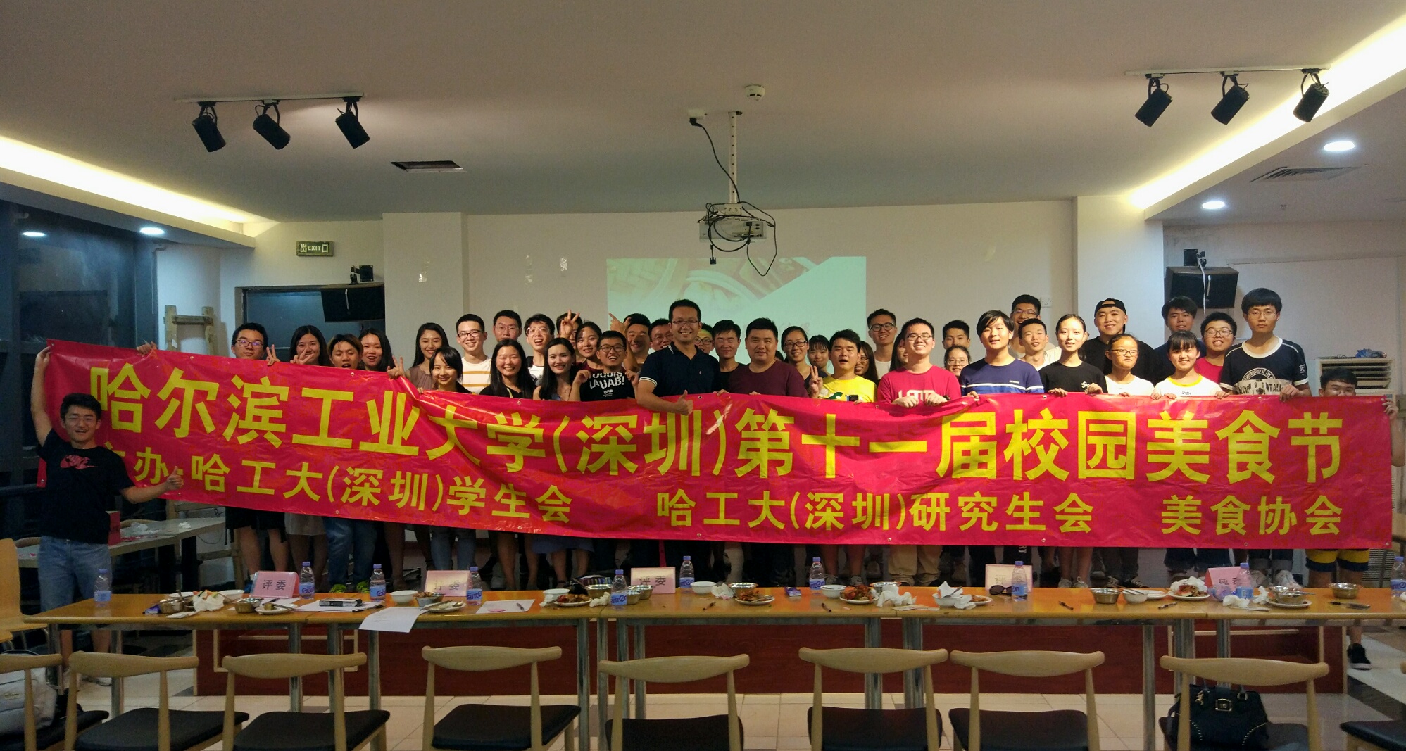 1527560145793024572.jpg 合影留念.jpg