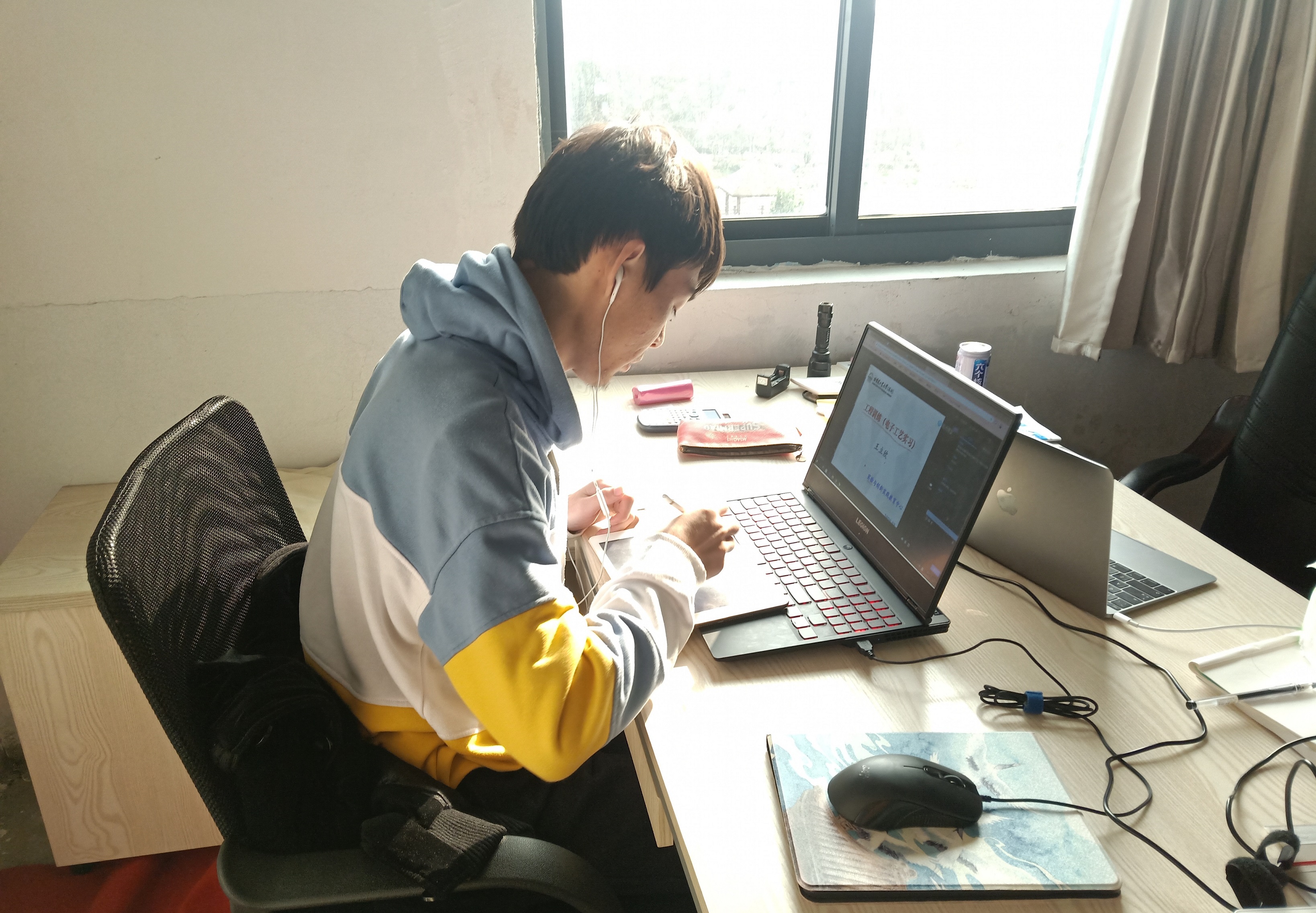 1583197890766040802.jpg 666学生听课2.jpg