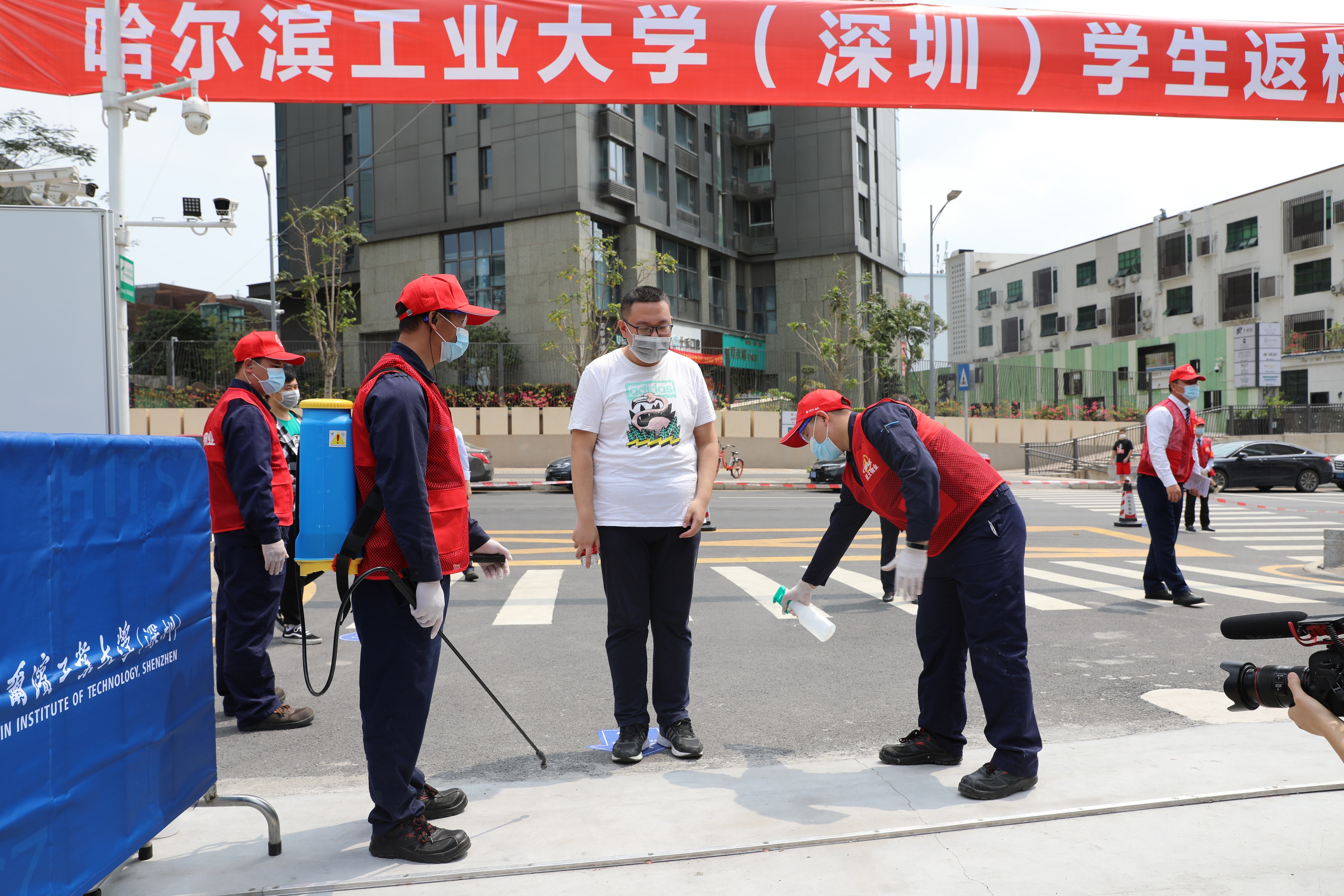 1587125325751007406.jpg 入校消毒2.jpg