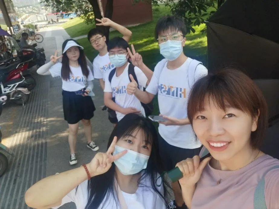 1672216536558001500.jpeg 暑假实践,吕俊宏(右一)和同学们一起出发.jpeg