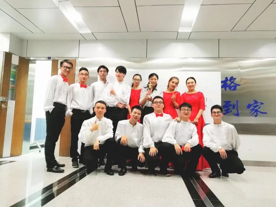 1672216655717053961.jpeg 合唱比赛后的family合影.jpeg