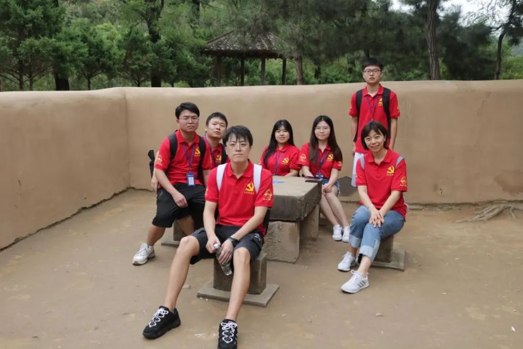 1672216871829060972.jpeg 在2021年的暑假实践活动中和同学们在一起.jpeg