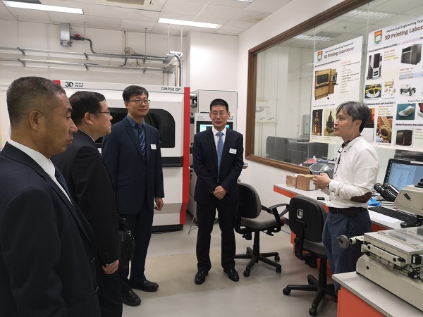 1561626797903082459.jpg 1.代表团参观香港大学工程学院实验室.jpg