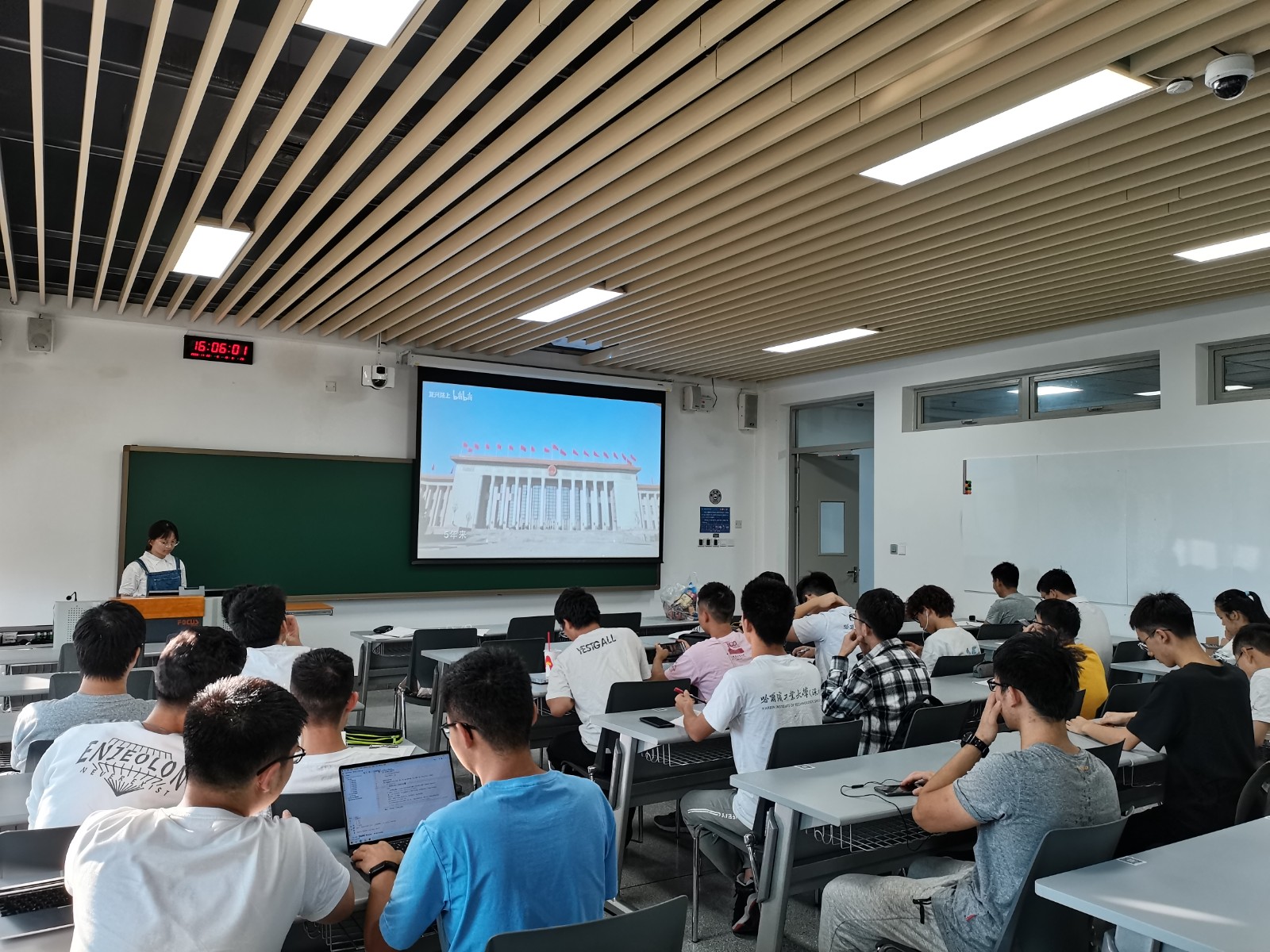 1607568217806010126.jpg 集体观看五中全会介绍视频.jpg