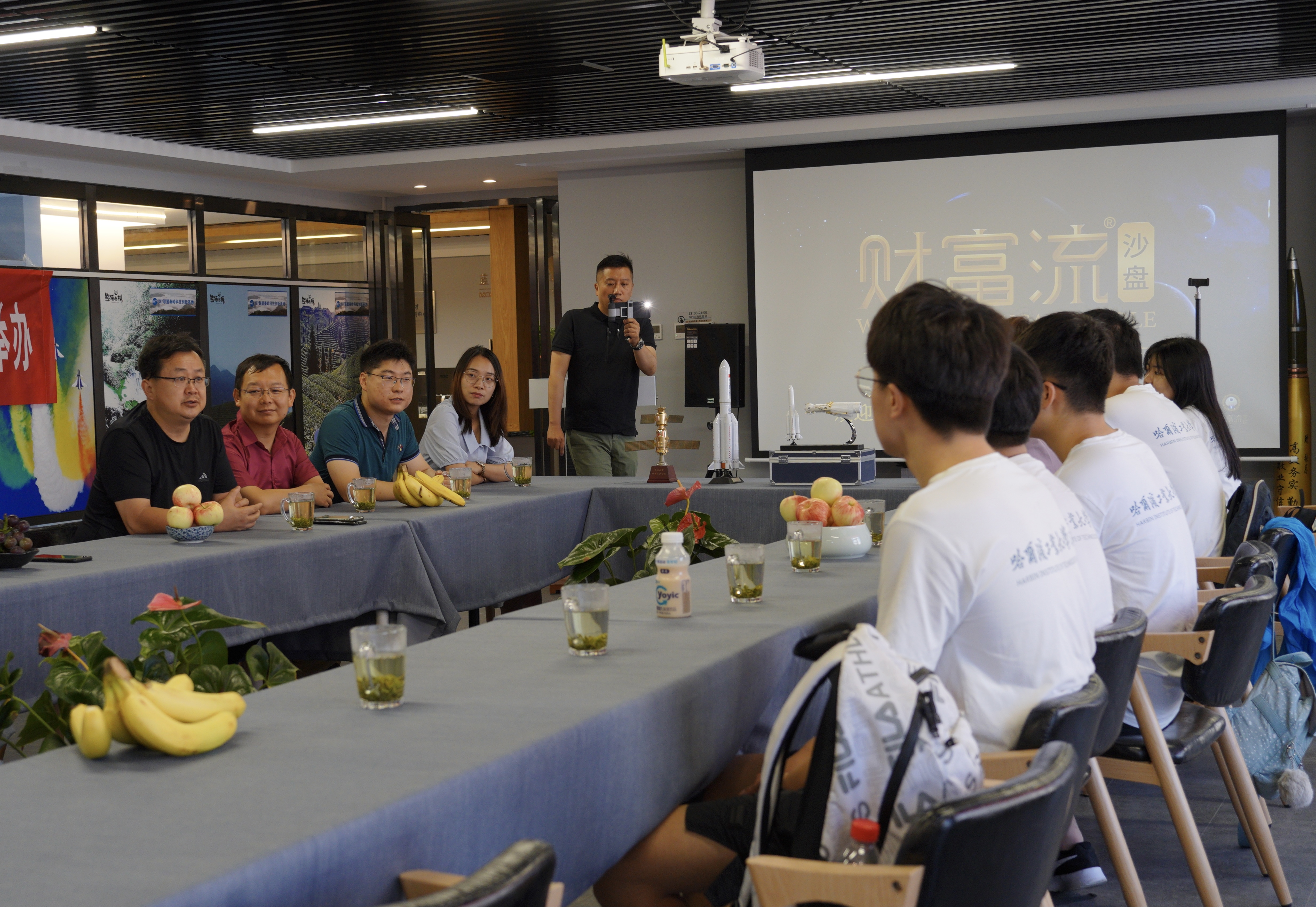 1631089468780029106.jpg 图十五 实践团与在陕校友代表开展座谈会.jpg