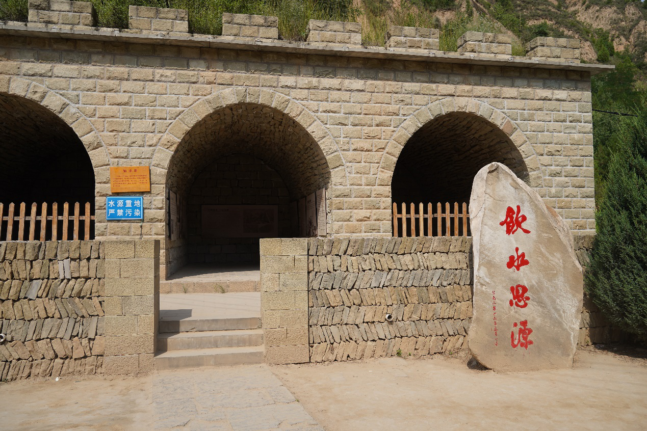 1631089457360096209.png 图十三 习近平总书记等北京知青在梁家河村建造的井.png