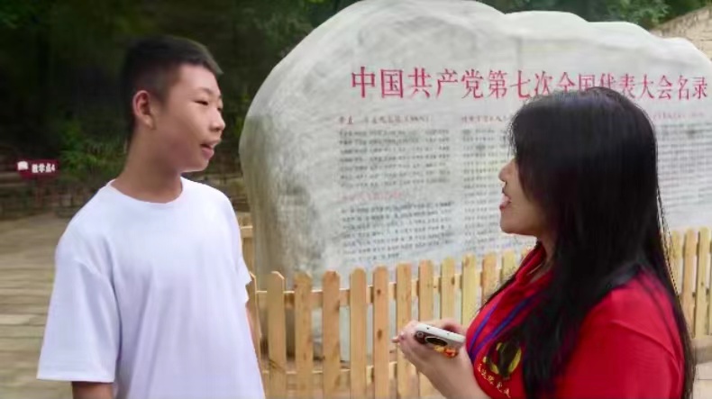 1631089571245027876.jpg 图二十五 队员采访青少年参观者.jpg