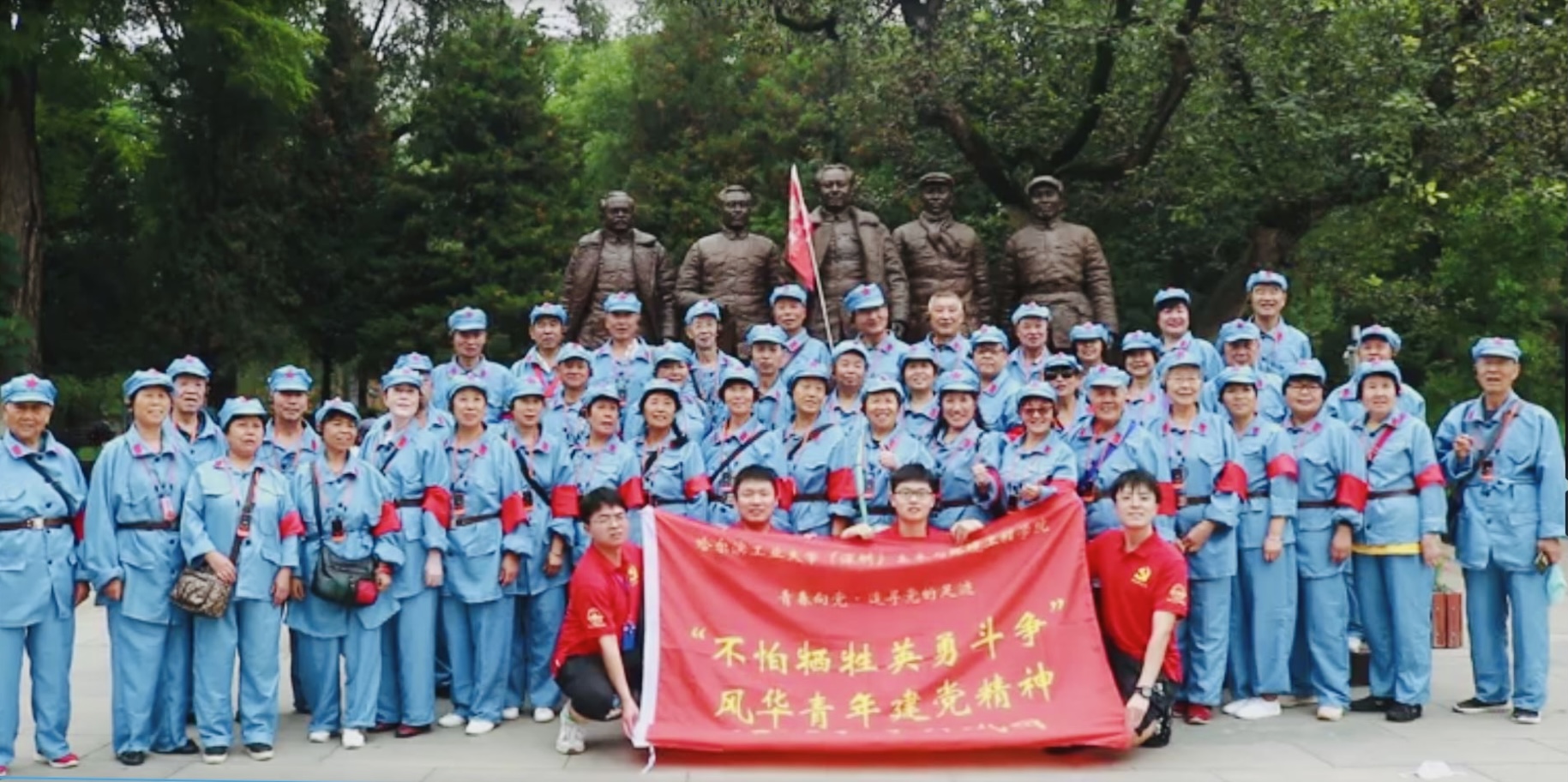 1631089382555058293.jpg 图十一 实践团与老党员们在枣园革命旧址合影.jpg