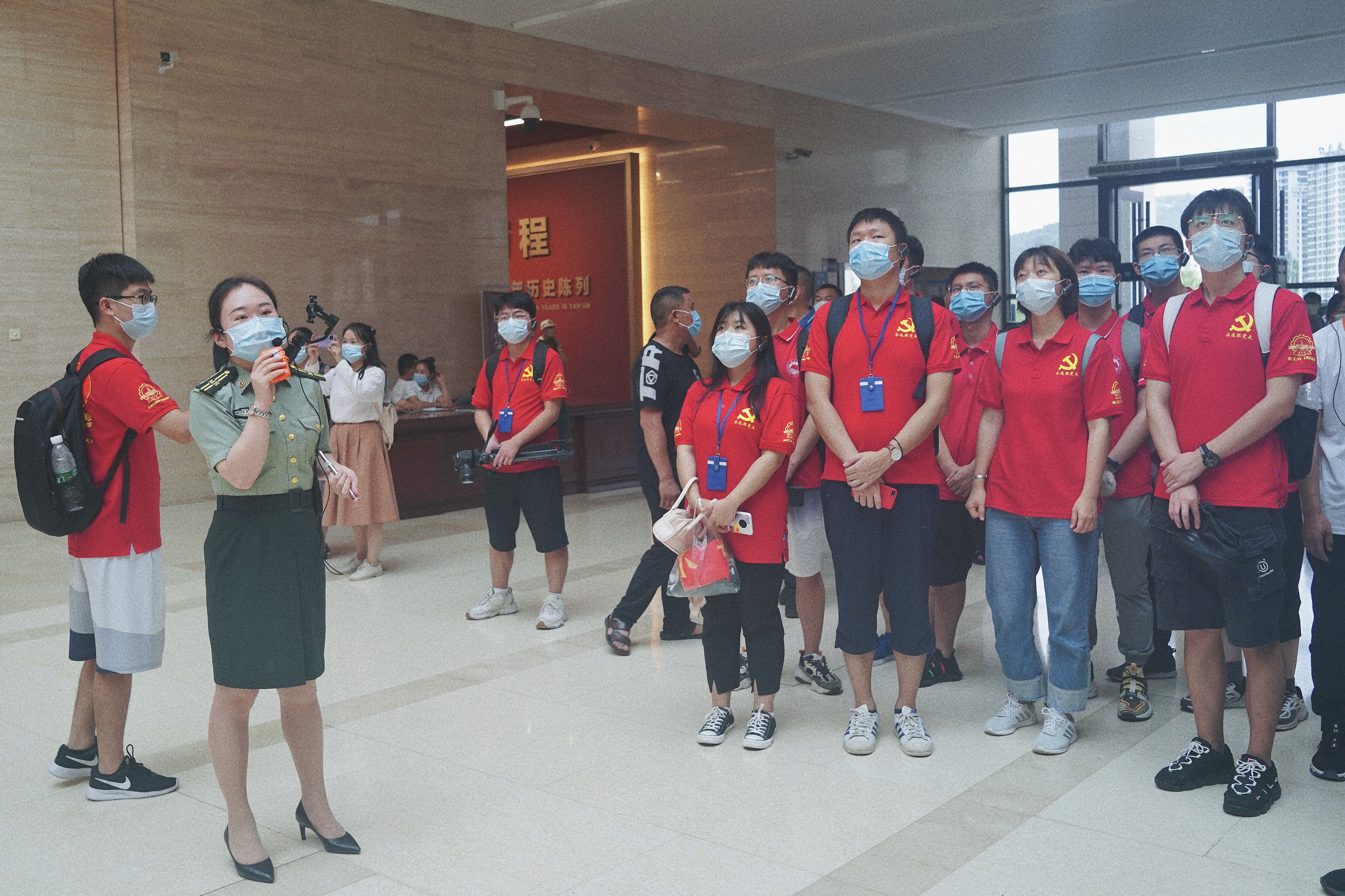 1631089071851080933.jpg 图一 队员们同东北大学实践团在延安革命纪念馆聆听讲解.jpg