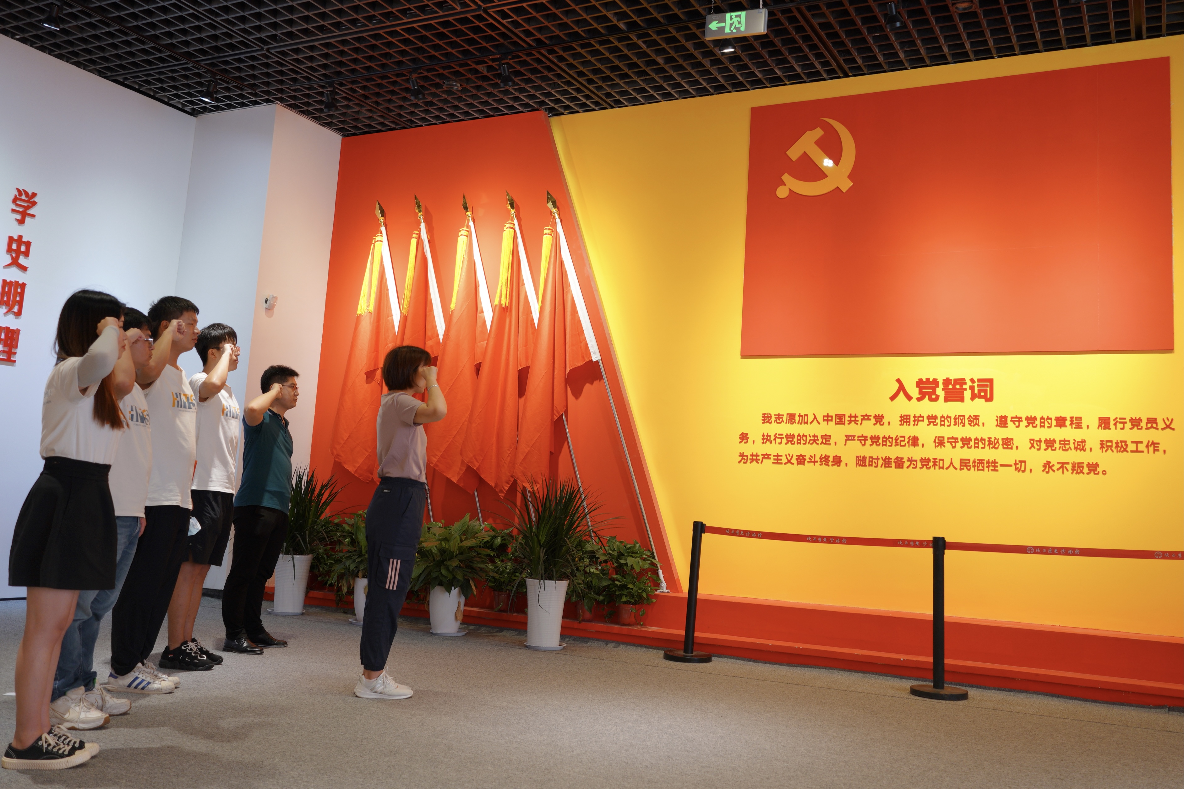1631089550130060379.jpg 图二十一 吕俊宏老师带领党员队员重温入党誓词.jpg