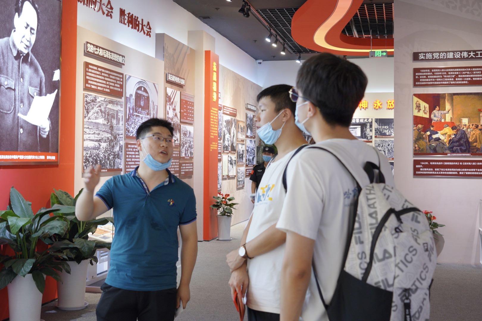 1631089537470031392.jpg 图十九 贺龙朝师兄与队员展开交流.jpg