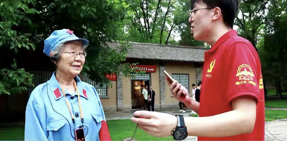 1631089371166078526.jpg 图十 队员们与前来参观的老奶奶进行交流.jpg