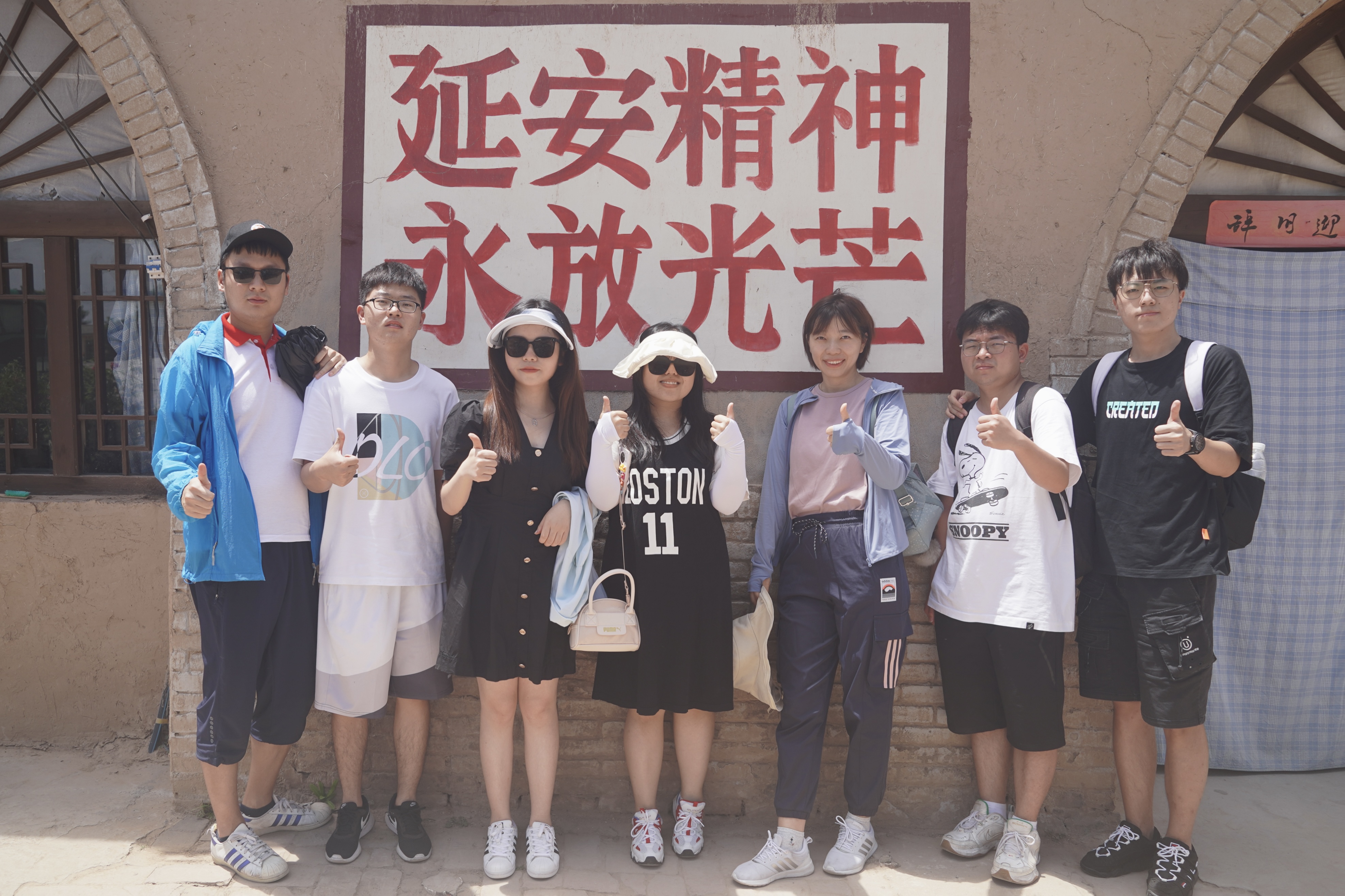 1631089355048064651.jpg 图八 实践团在北京知青旧居合影.jpg