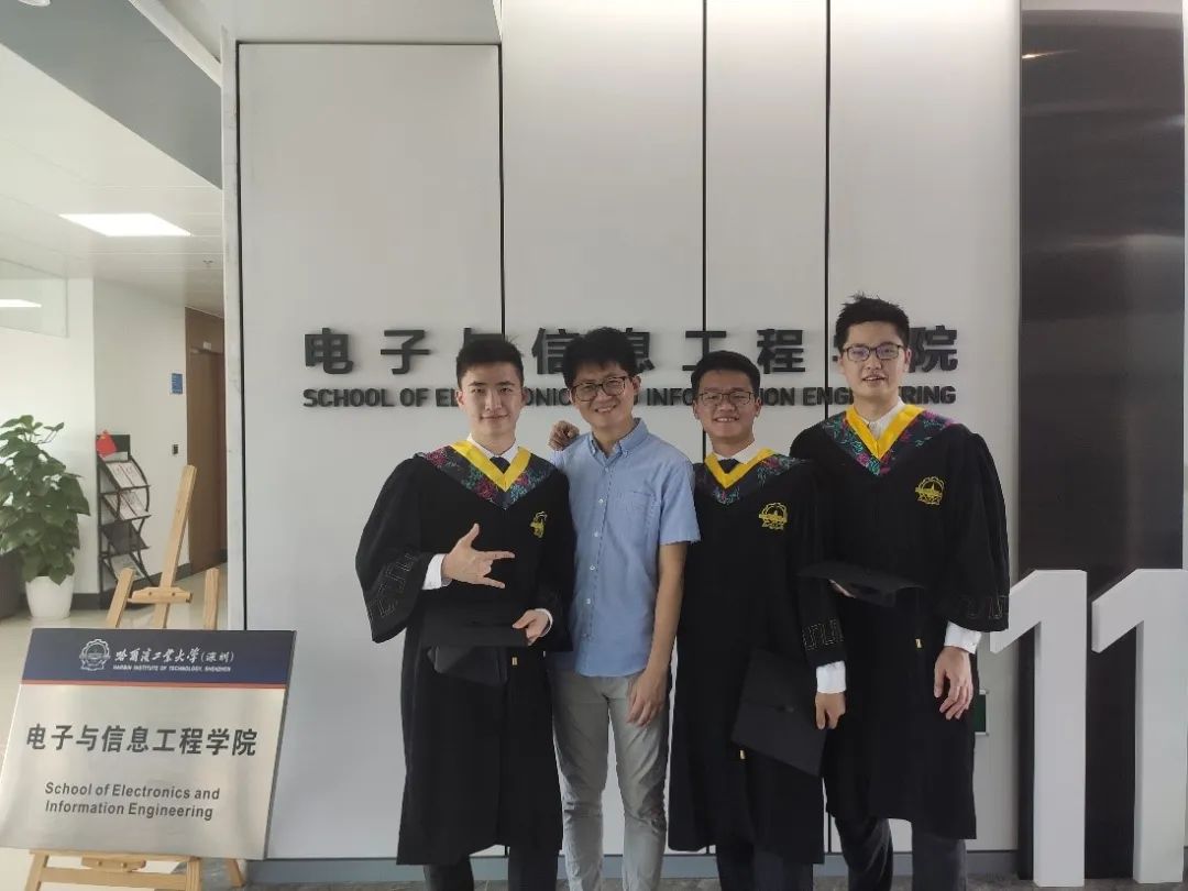 1672212182970041179.jpeg 与深圳校区第一届本科毕业生的合影(左二).jpeg