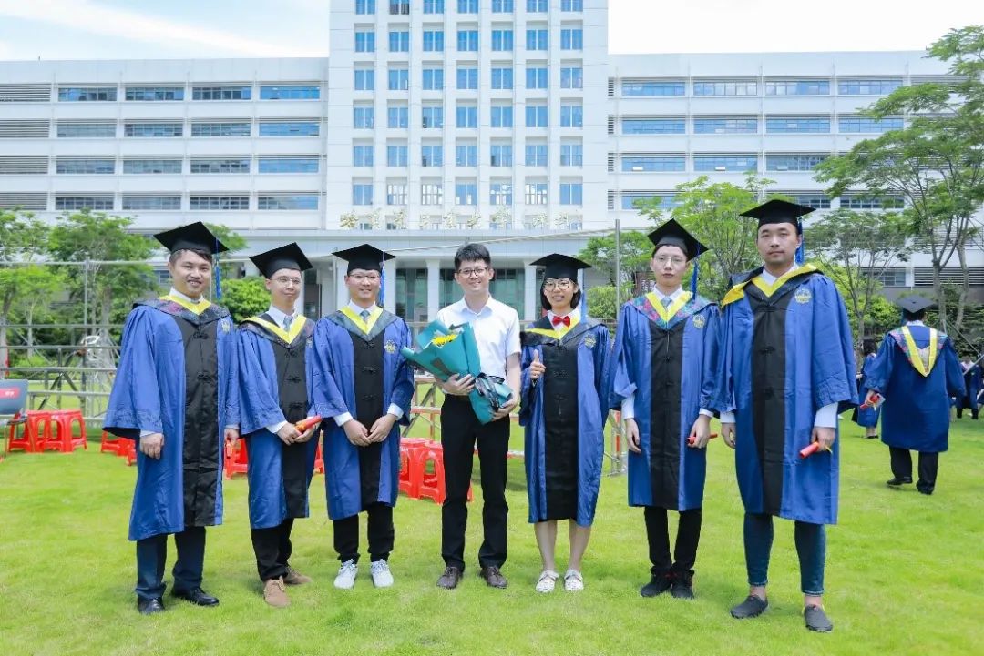 1672212267958005846.jpeg 与研究生毕业生的合影(左四).jpeg