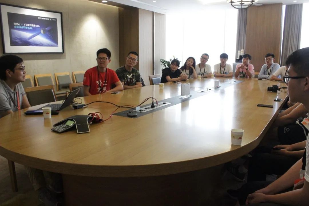1672211868738047230.jpeg 带领学生走访杭州阿里巴巴公司(左二).jpeg