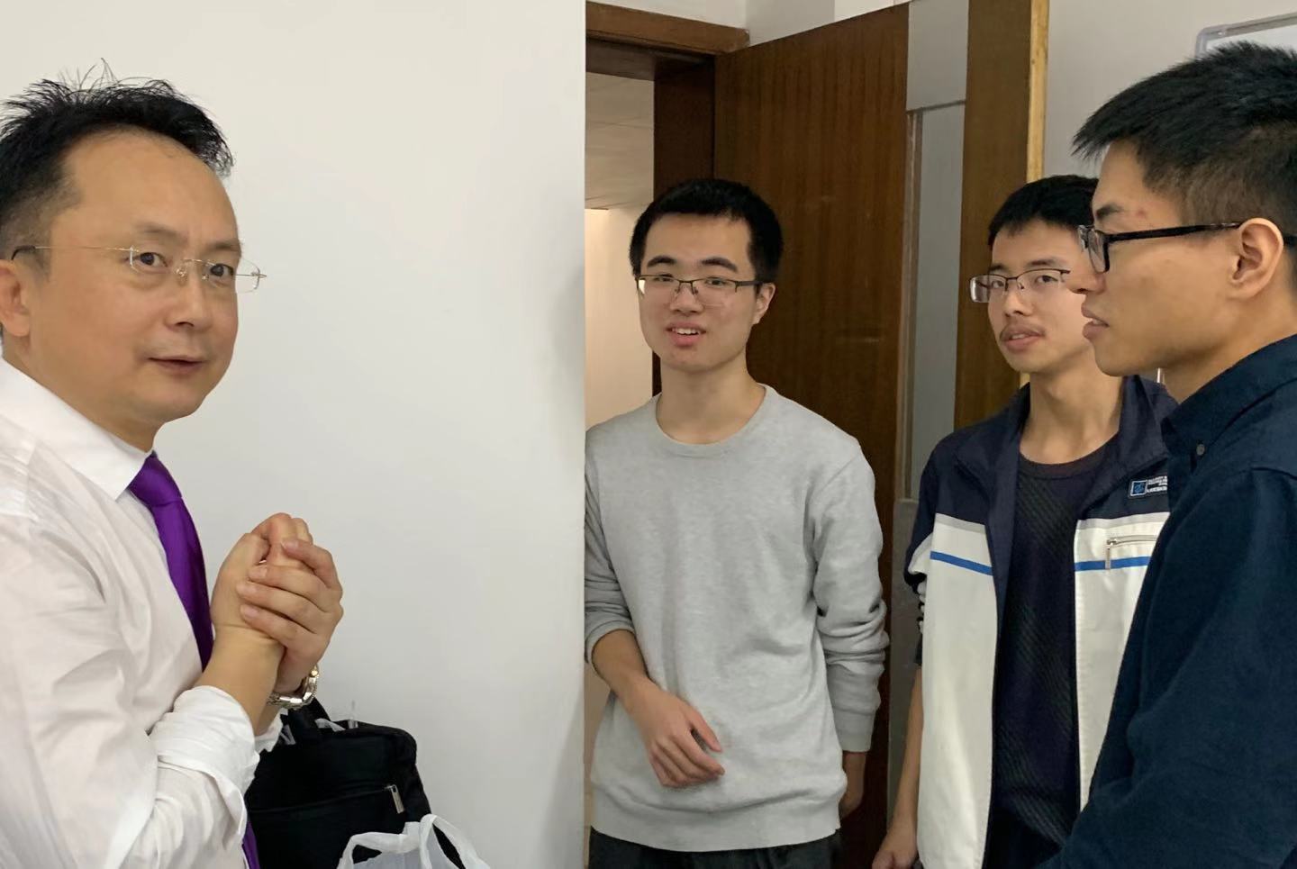 1578816296272049059.jpg 回访队员与指导老师交流.jpg