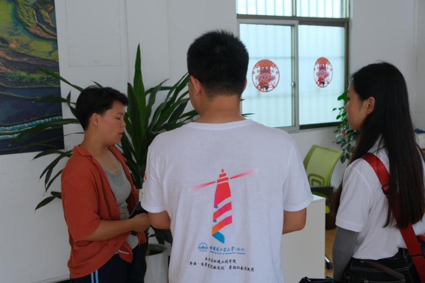 1693295459561057950.png 示范点负责人为团队成员讲解特色农业种植.png