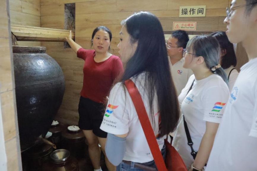 1693295504166022547.png 香山酒坊老板向团队成员讲解莲麻头酒工艺流程.png
