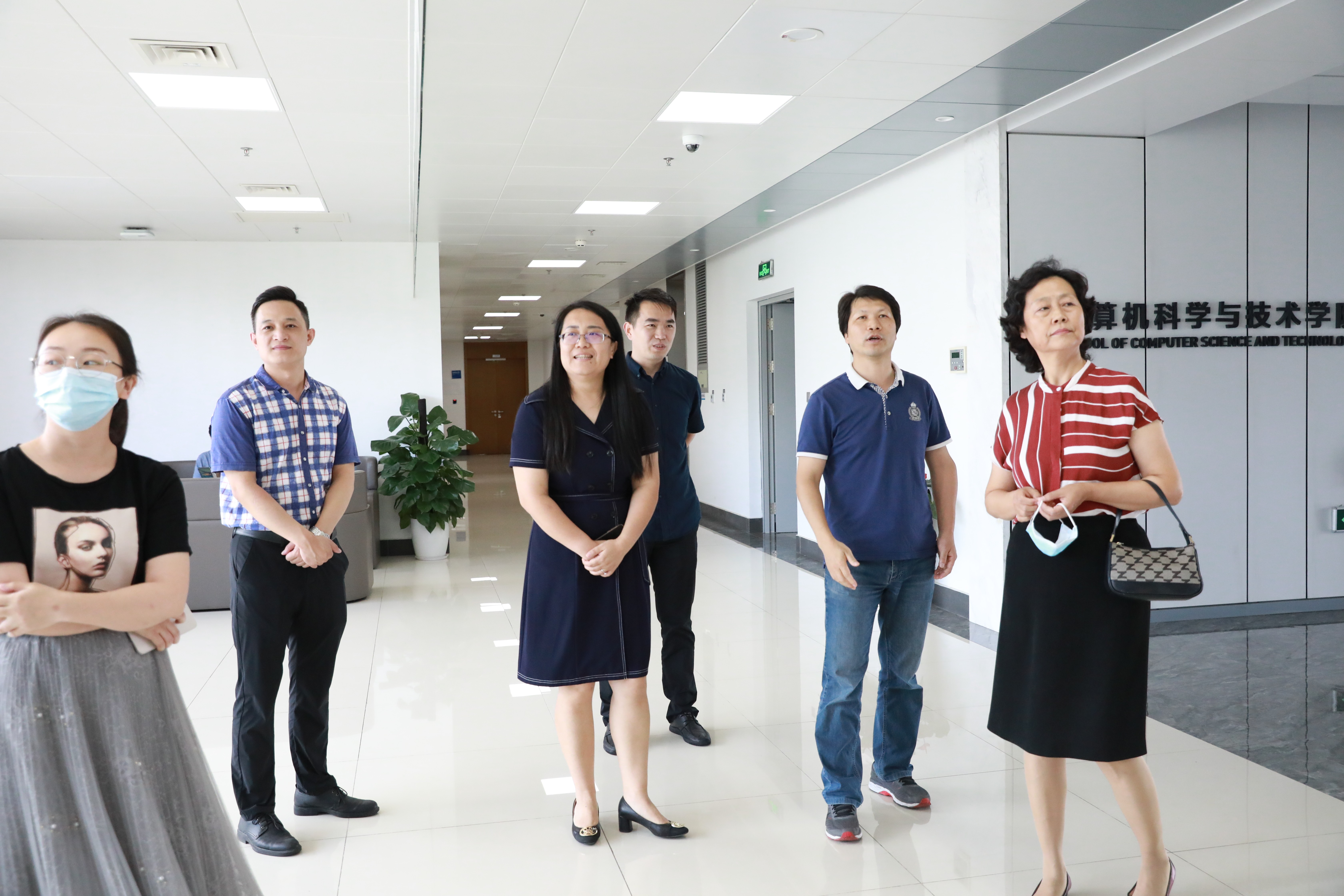 1620964927527040252.jpg 1.学工部领导一行考察计算机学院办公环境.jpg