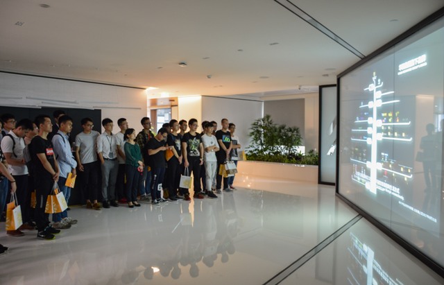 1524906546383093900.jpg 8 参观展示厅.jpg