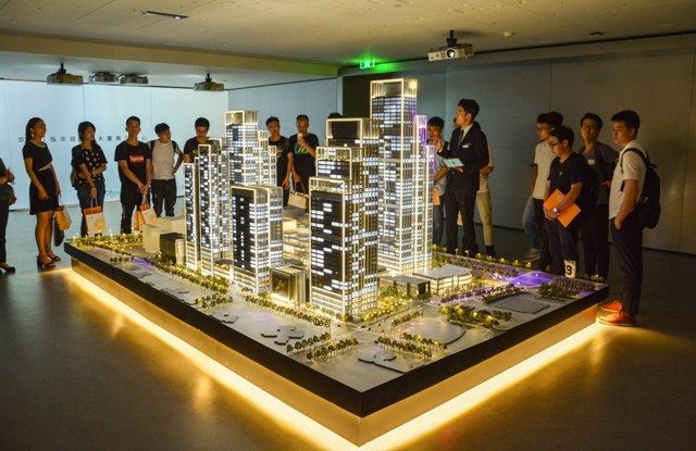 1524906560618089595.jpg 9 参观展示厅.jpg