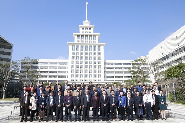 1545901720586036432.jpg 高中校长合照1600400.jpg
