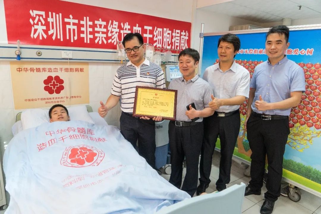1672217784376039151.jpeg 刘尊佳(右一)探望深圳高校在校生首位造血干细胞捐献者——孟煜彬.jpeg