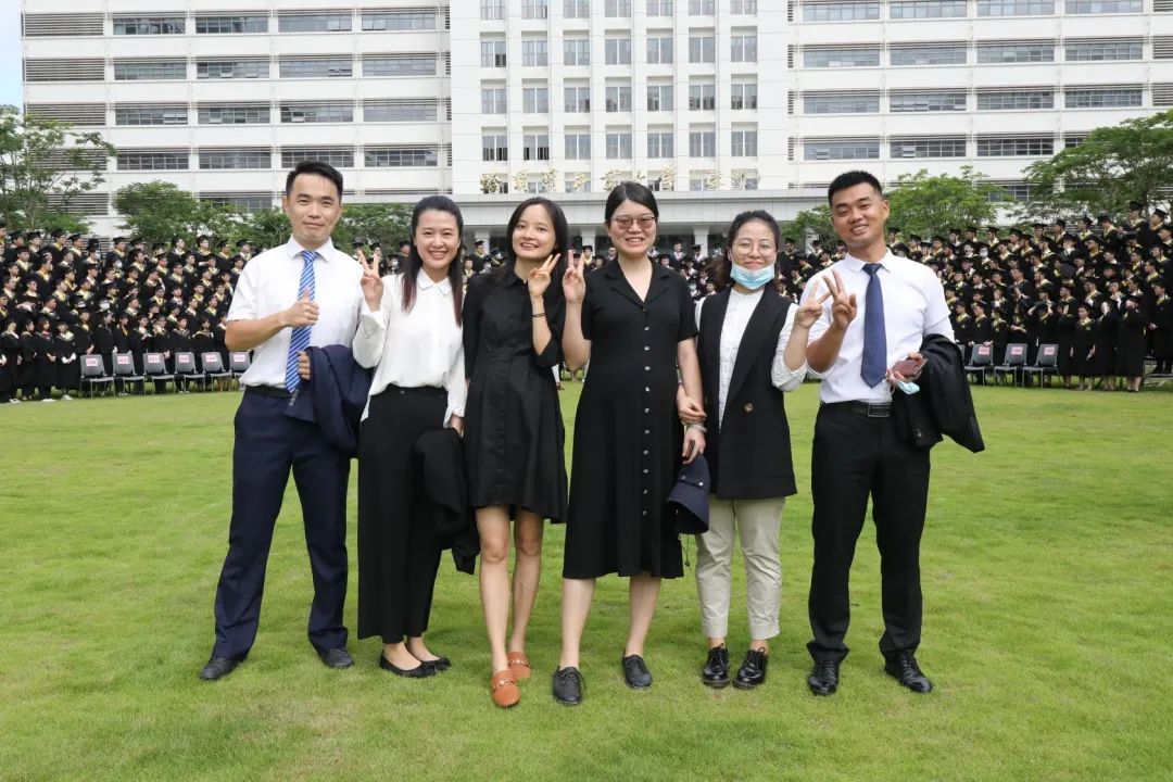1672217822070095327.jpeg 深圳校区首批辅导员合影(左一为刘尊佳).jpeg