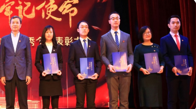 1672217675225094436.jpeg 刘尊佳(右一)荣获哈工大优秀思政工作者标兵.jpeg