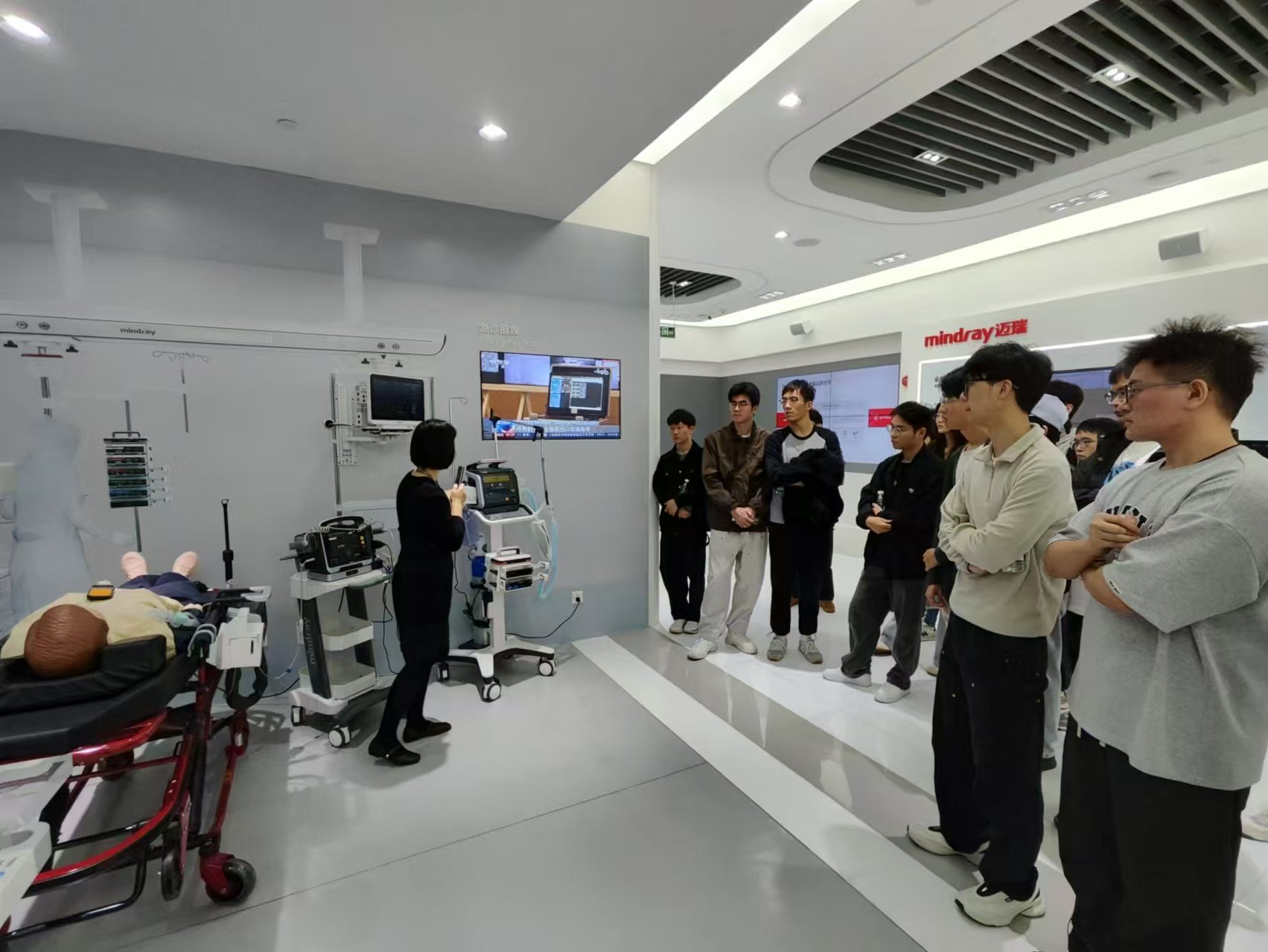 1733388888829032543.jpg 迈瑞医疗研发的急救设备演示现场1.jpg